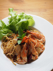 Spaghetti with fried shrimps and mushroom sauce