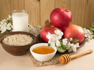 Red apples with oatmeal, milk and honey