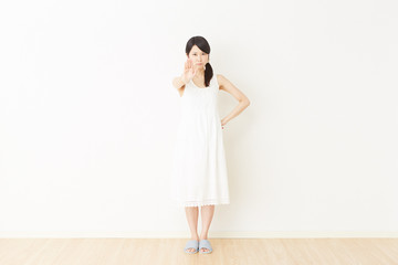 部屋で制止する女性