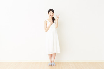 部屋でチェックサインする女性