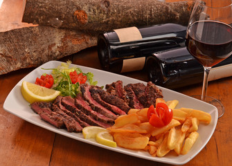 Carne de Parrilla estilo beef teak fileteada.Bistec fileteado.