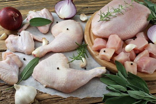 carne cruda composizione di pollo tagliato su sfondo rustico