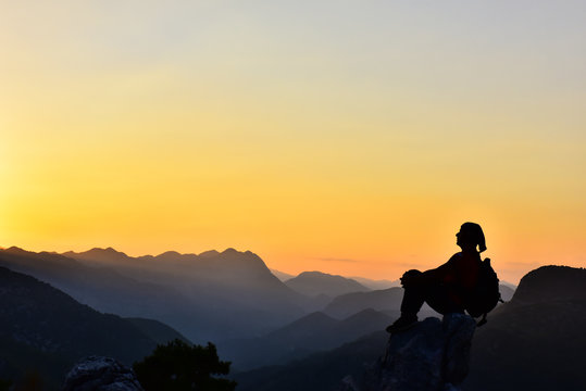 başarılı zirve tırmanışı sonrasında manzara izlemenin verdiği keyif