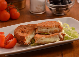 Bocadillos empanados rellenos de queso.