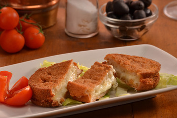 Bocadillos empanados rellenos de queso.