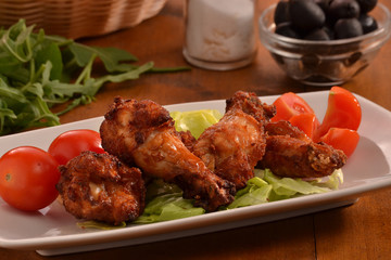 Plato de alitad de pollo a la bufala con vegetales.