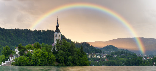 Tęcza podczas  Ulewy nad jeziorem Bled
