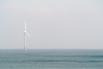 海上に浮かぶ風量発電の巨大風車