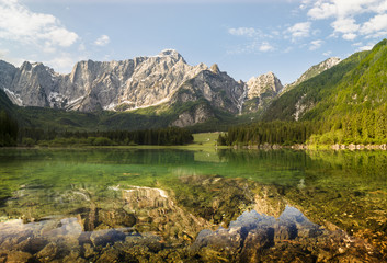 Panorama jeziora górskiego w Alpach Julijskich,Laghi di Fusine  - obrazy, fototapety, plakaty