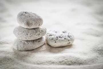 Fotobehang zen stenen op het zand © Pavel Timofeev
