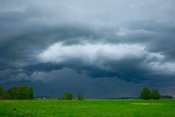 Obraz na płótnie Canvas Huge shelf cloud approaching, dramatic sky