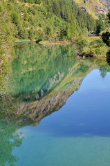 reflet de la montagne sur la surface de l'eau d'un lac 
