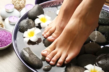 Foto op Plexiglas Pedicure Vrouwelijke voeten bij spa pedicure procedure
