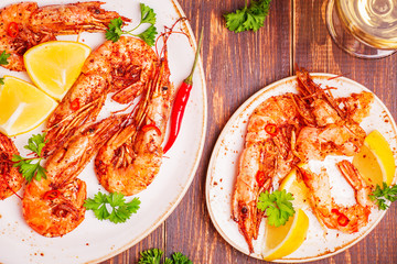Fried shrimp with lemon and white wine