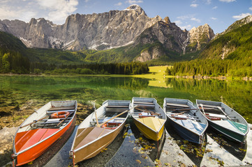 łodzie wycieczkowe na jeziorze alpejskim © Mike Mareen