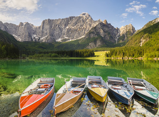 łodzie wycieczkowe na jeziorze alpejskim - obrazy, fototapety, plakaty