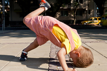 Little boy dancing breakdance © Gavrailov