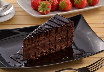 Plato de pastel de chocolate y frutas,el postre ideal.