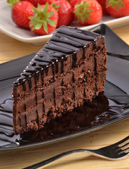 Plato de pastel de chocolate y frutas,el postre ideal.