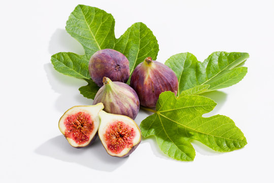 Frische Feigen (Ficus carica) mit Bl&auml;ttern, weisser Untergrund,
