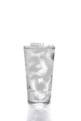 Geeistes Wasser in einem Trinkglas, Eiswürfel, Wasser