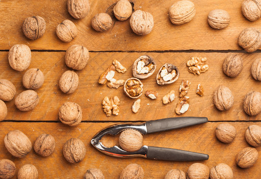 Waln&uuml;sse und Nussknacker auf Holz