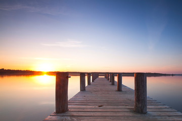 Obrazy na Plexi  długi pomost nad brzegiem jeziora