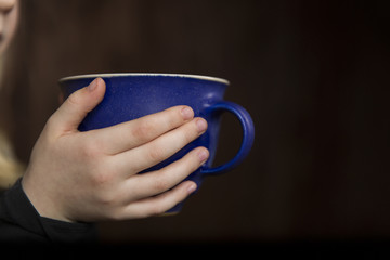 Tasse in Kinderhänden