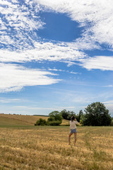 Femme dans un champ jaunis par la s&egrave;cheresse de l'&eacute;t&eacute; caniculaire