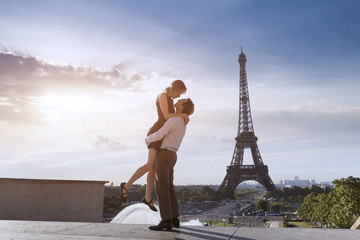 Cheerful romantic couple at trocadero near eiffel tower - obrazy, fototapety, plakaty