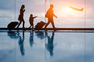 Abwaschbare Fototapete Flugzeug Sihouette der jungen Familie und des Flugzeugs