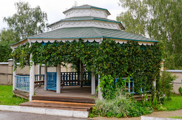 Красивая деревянная резная беседк?