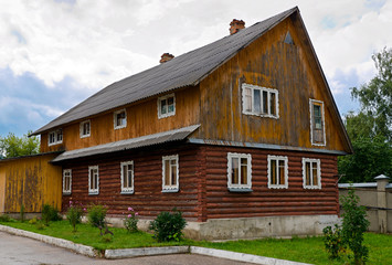 Старый двухэтажный бревенчатый до?