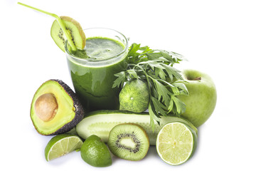 Naklejka na ściany i meble Batido verde o green smoothie con frutas y verduras aislado sobre fondo blanco para una dieta saludable