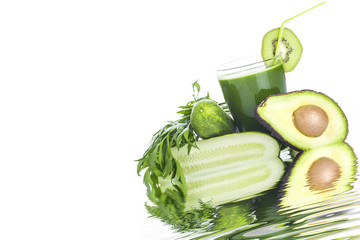 Batido verde o green smoothie con frutas y verduras aislado sobre fondo blanco para una dieta saludable