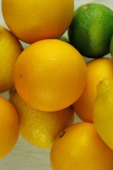 Zitrusfrüchte - Zitronen, Limetten und Orangen