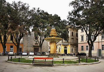 Fototapeta na wymiar Fountain on the square in Pula. Croatia