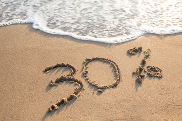 Trenta percento scritto sulla sabbia in riva al mare
