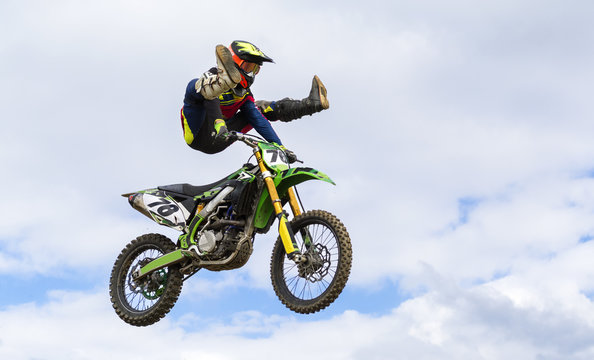 Salto espectacular de supercross