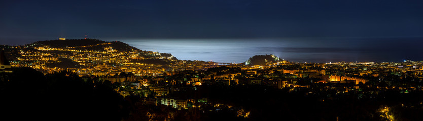 Nachtpanoramablick auf Nizza mit Mondlicht auf dem Meerwasser