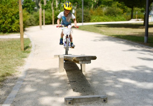 Kind auf Fahrradparcour