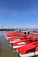 Rote Elektroboote in Marina am Neusiedlerse