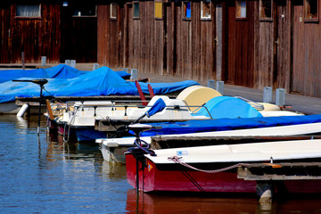 Fototapeta na wymiar Bootshäuser aus Holz mit Booten am Neusiedlersee in Rust