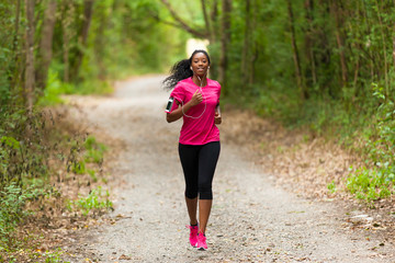 Afroamerikanische Läuferin, die im Freien joggt - Fitness, Leute