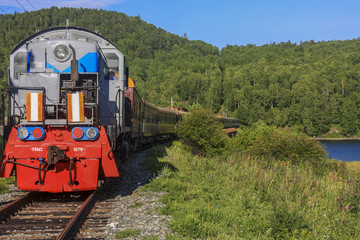Zug am Baikalsee