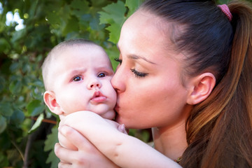 Bebe en brazos de su madre.