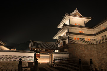 Obraz premium 夜の金沢城 橋爪門