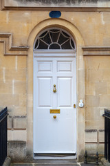 Tür eines alten Hauses in Bath, England