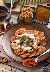 indian snack papri chaat served with yoghurt with seasoning