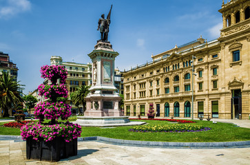 Obraz premium De Okendo Plaza w San Sebastian w Hiszpanii.